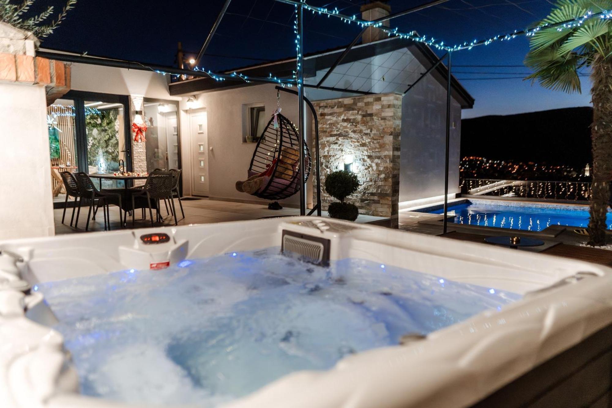 View With Jacuzzi & Heated Pool *